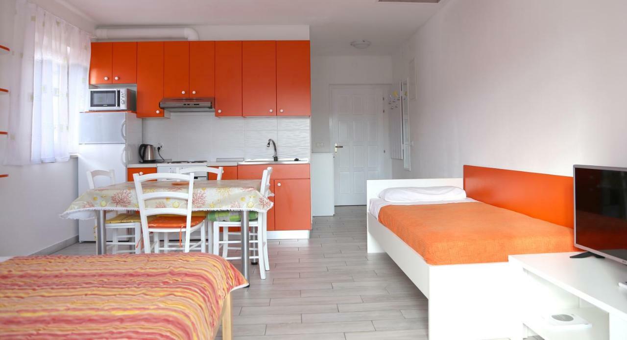 Apartments Laura Pinezići Екстериор снимка
