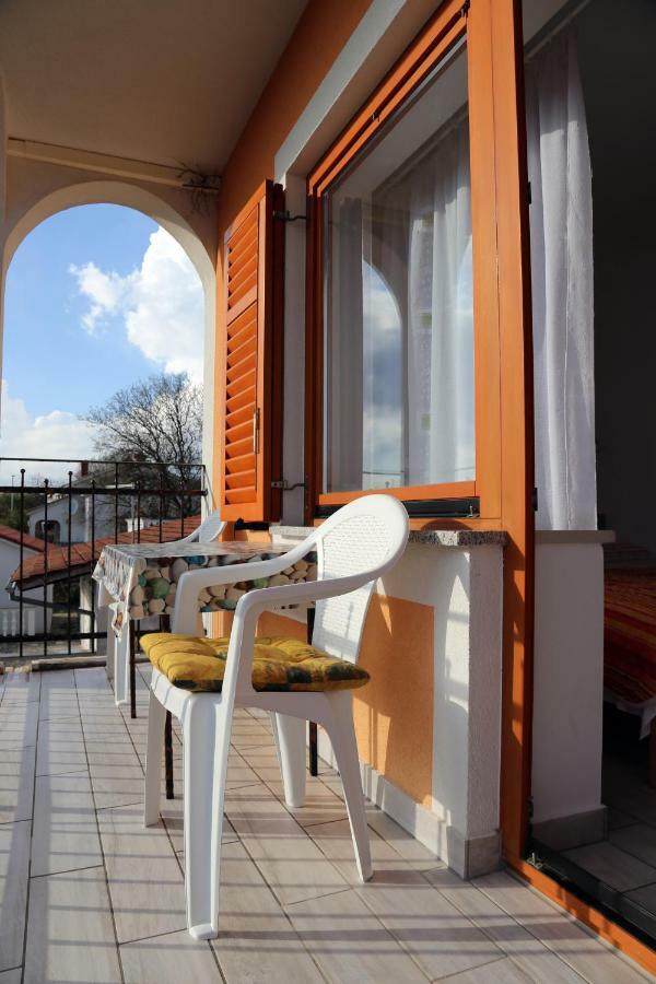 Apartments Laura Pinezići Екстериор снимка