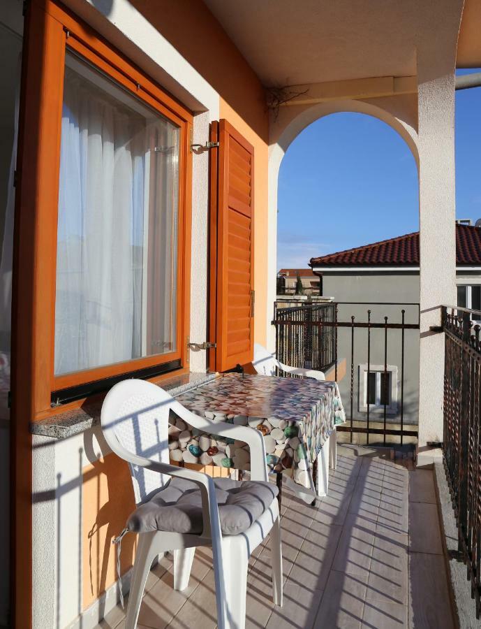 Apartments Laura Pinezići Екстериор снимка