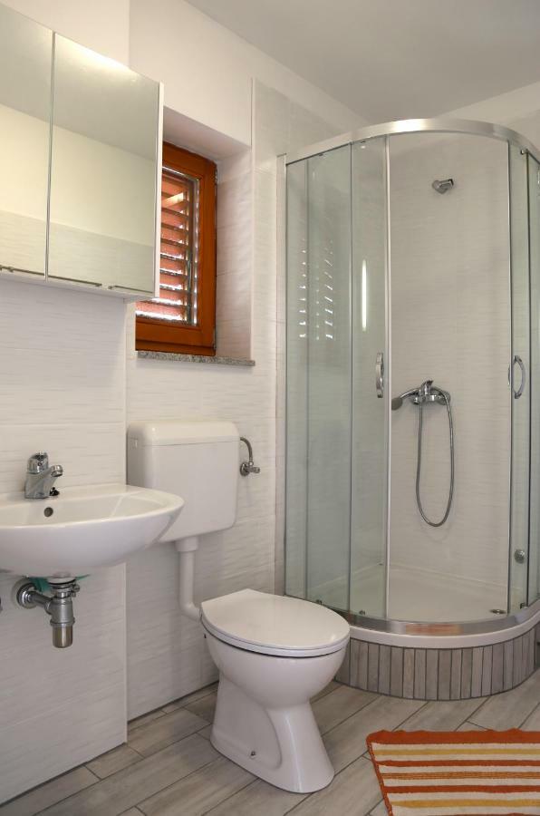 Apartments Laura Pinezići Екстериор снимка