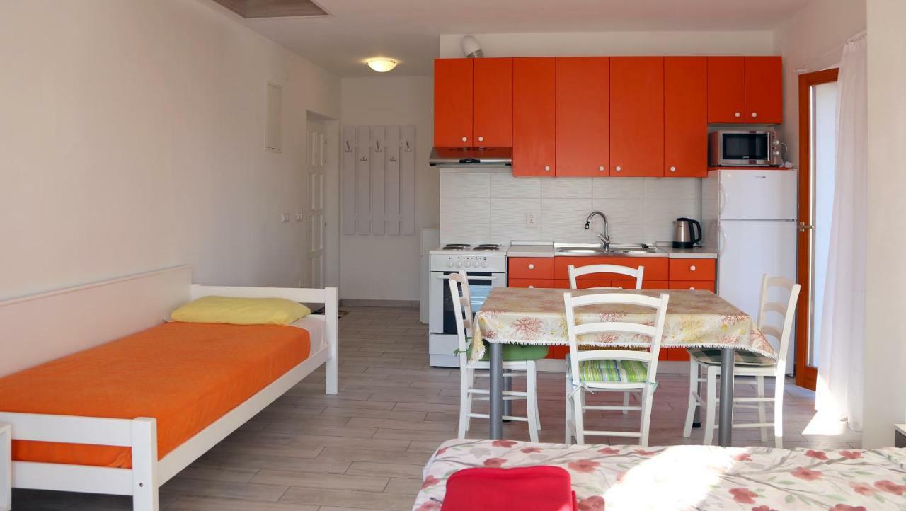 Apartments Laura Pinezići Екстериор снимка