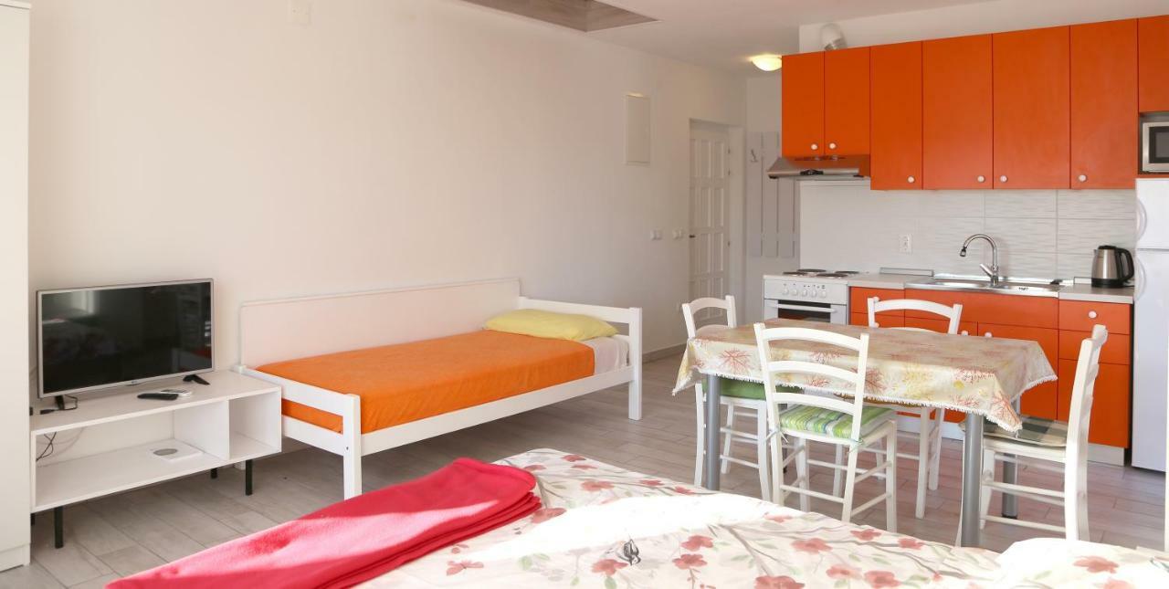 Apartments Laura Pinezići Екстериор снимка
